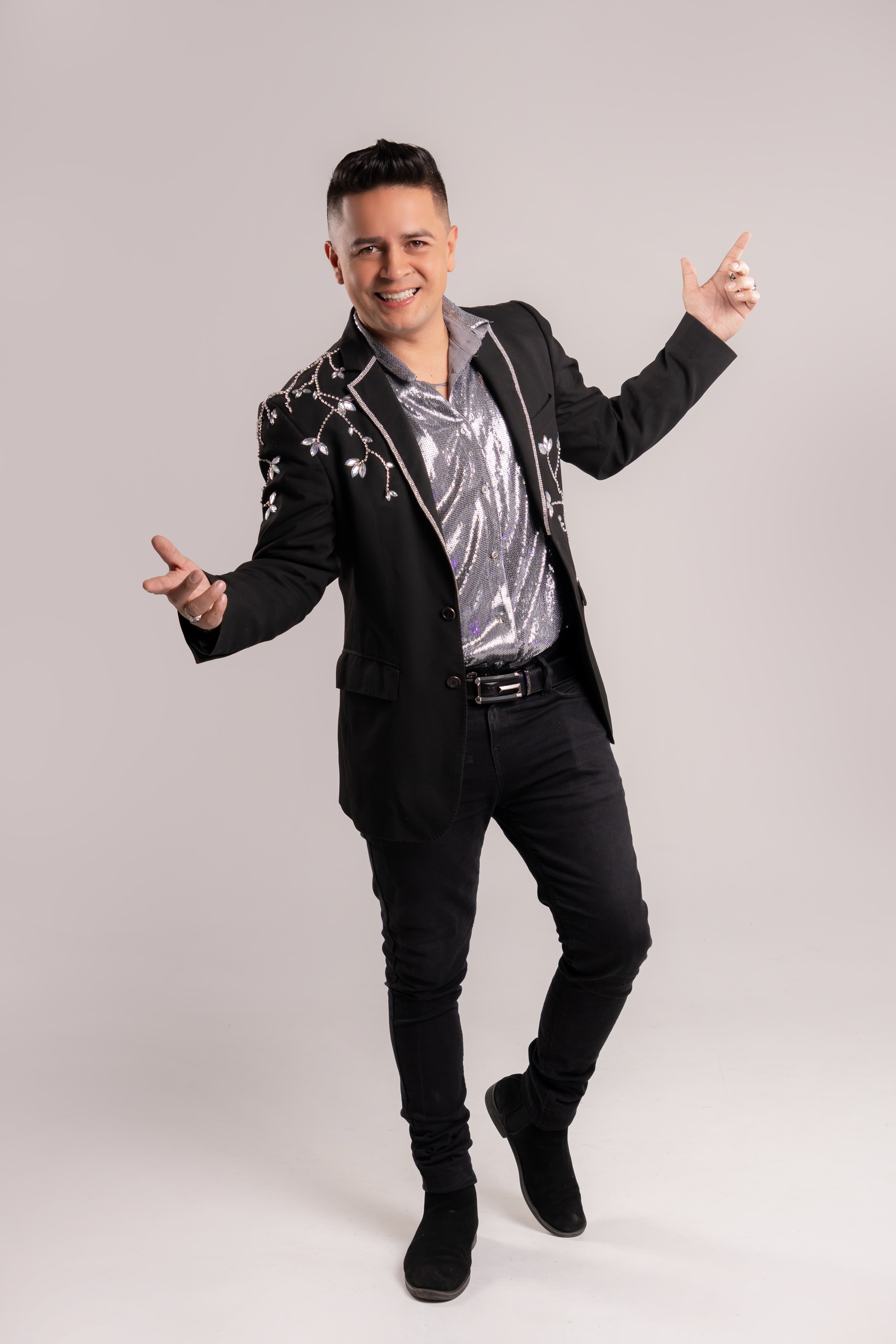 Mao Martínez en pose abierta, disponible para presentaciones y eventos
